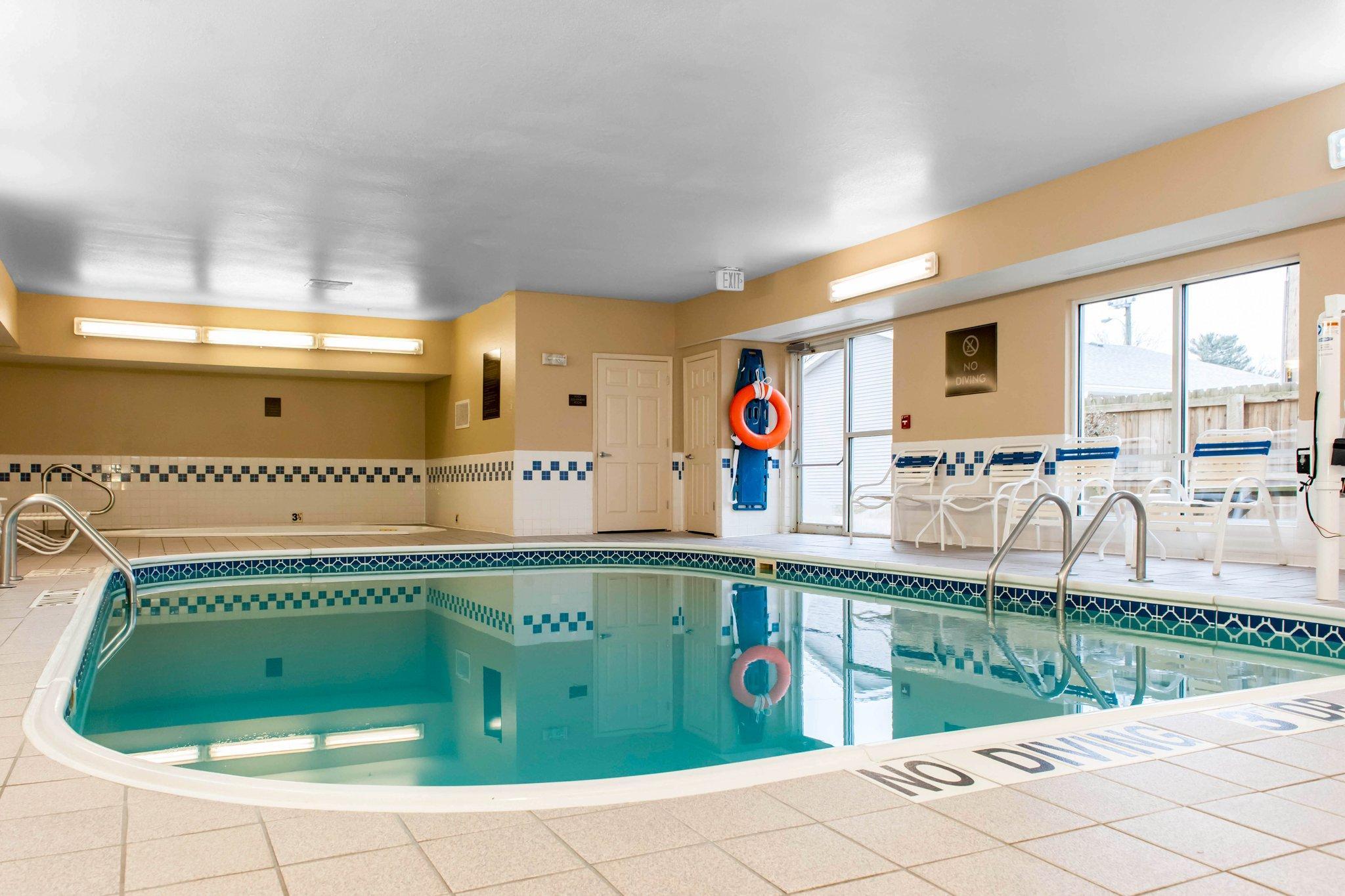 Comfort Suites Terre Haute University Area Екстериор снимка