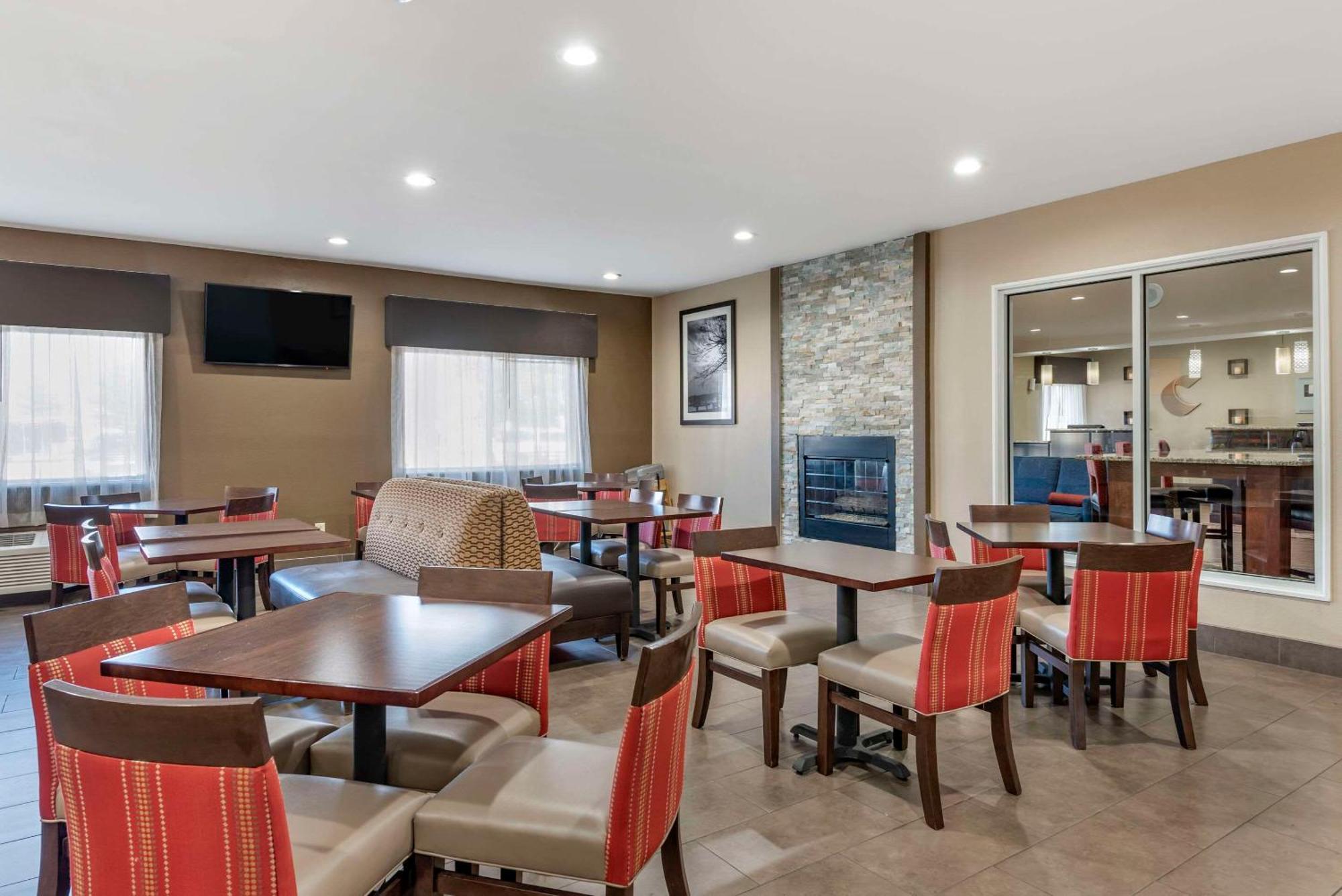 Comfort Suites Terre Haute University Area Екстериор снимка