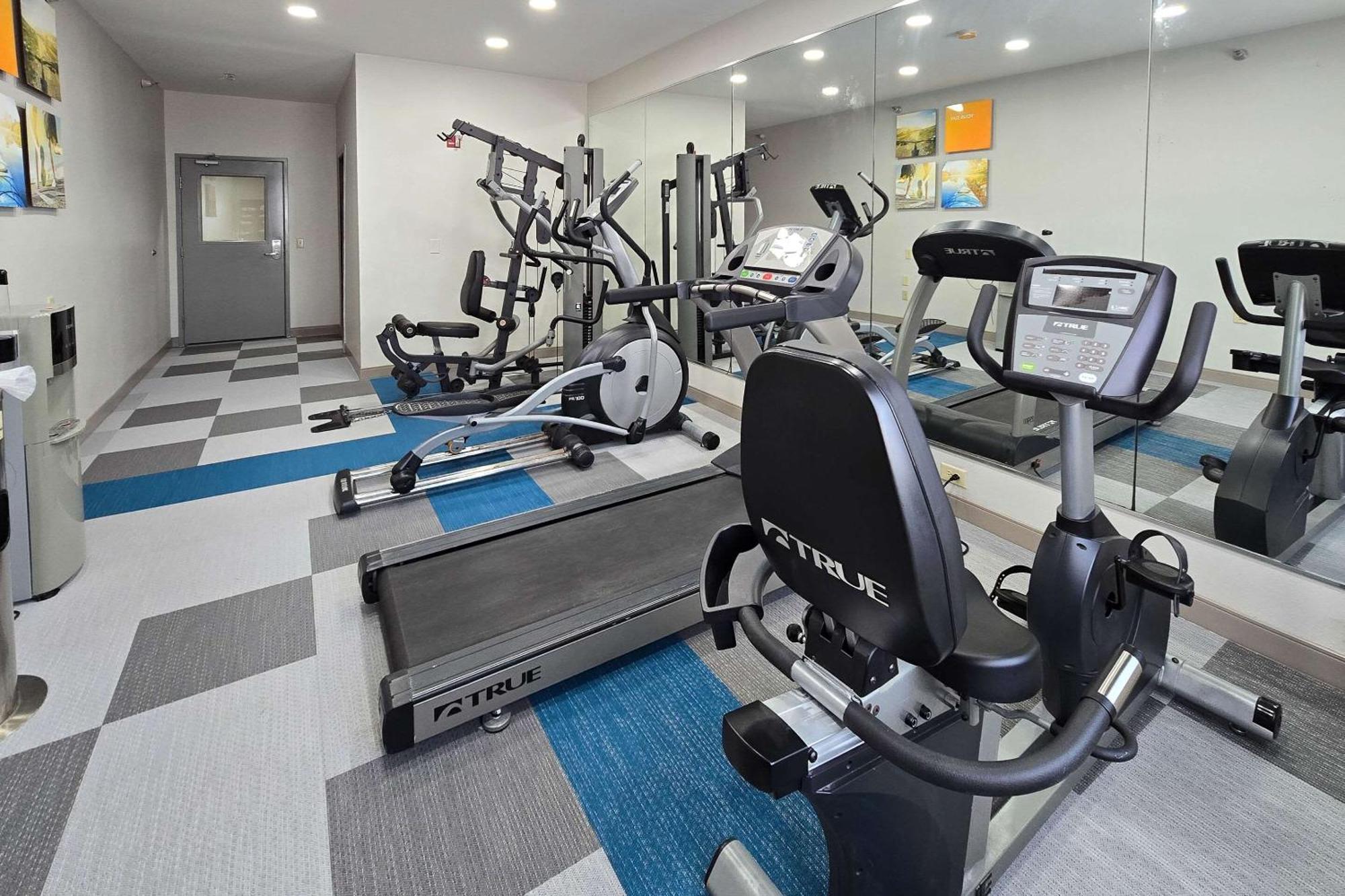 Comfort Suites Terre Haute University Area Екстериор снимка