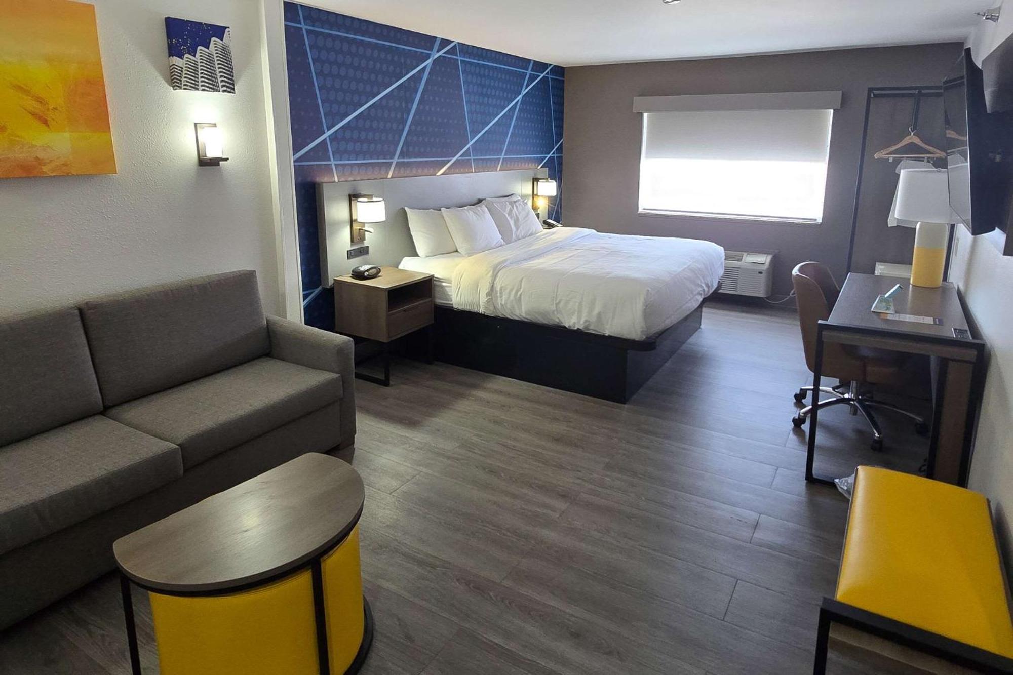 Comfort Suites Terre Haute University Area Екстериор снимка