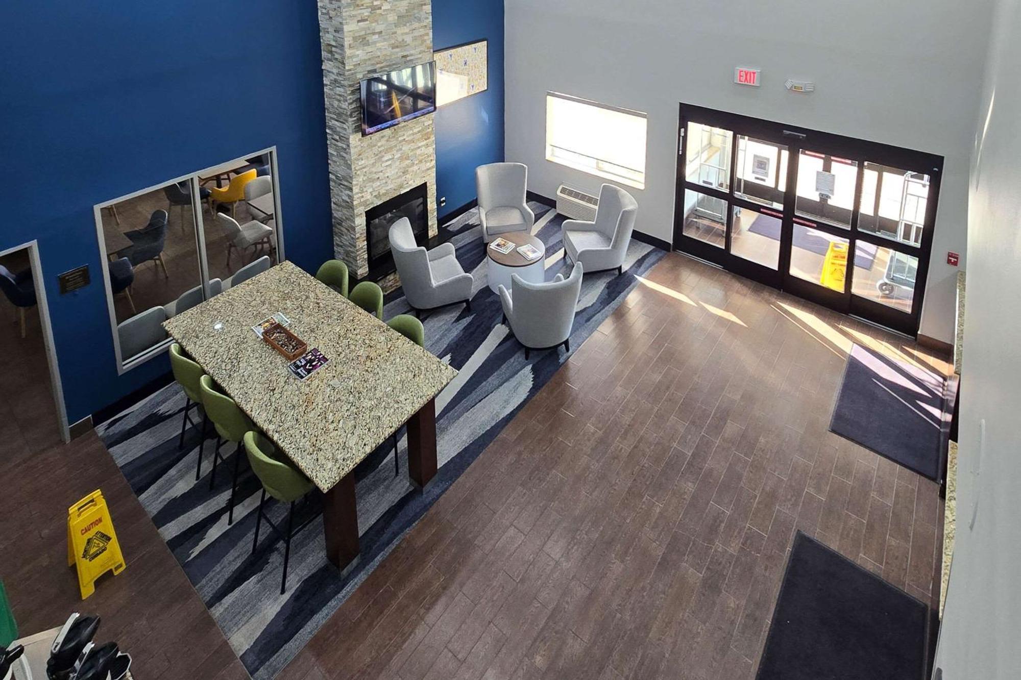 Comfort Suites Terre Haute University Area Екстериор снимка